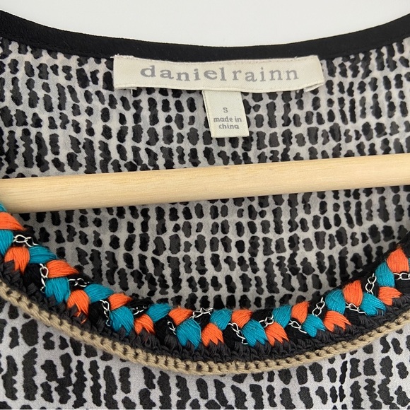 DANIEL RAINN BLACK/WHITE PRINTED SHORT SLEEVED TOP/BLOUSE W/ BRAIDED NECKLINE, S - Picture 6 of 12